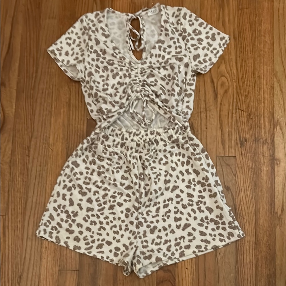 Le Lis Animal Print Romper Sz Small